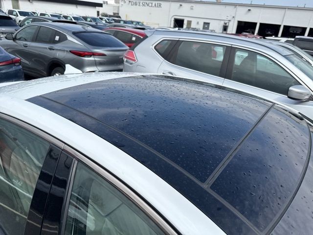 Genesis G70 Vehicle Full-screen Gallery Image 10