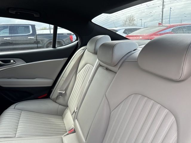 Genesis G70 Vehicle Full-screen Gallery Image 14