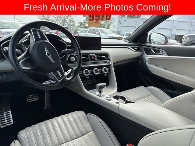 Genesis G70 Vehicle Full-screen Gallery Image 15