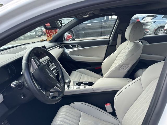 Genesis G70 Vehicle Full-screen Gallery Image 17