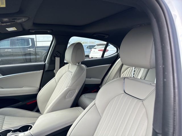 Genesis G70 Vehicle Full-screen Gallery Image 18