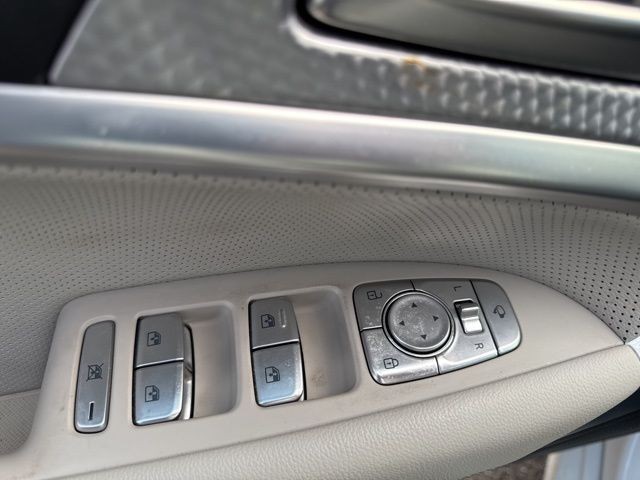 Genesis G70 Vehicle Full-screen Gallery Image 19