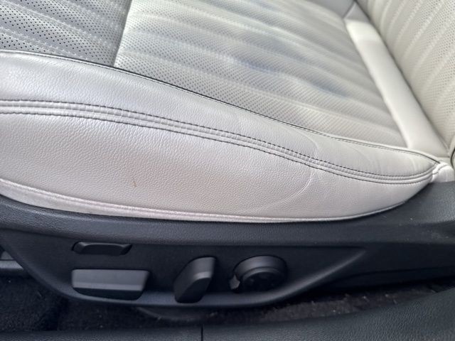 Genesis G70 Vehicle Full-screen Gallery Image 21