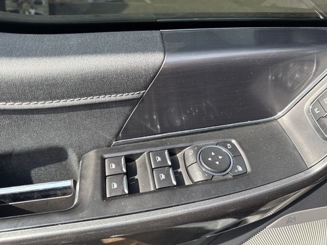 Ford F-150 Vehicle Full-screen Gallery Image 26