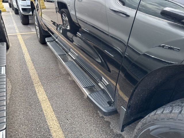 Chevrolet Silverado 1500 LTD Vehicle Full-screen Gallery Image 10