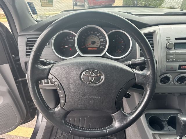 Toyota Tacoma Vehicle Full-screen Gallery Image 14