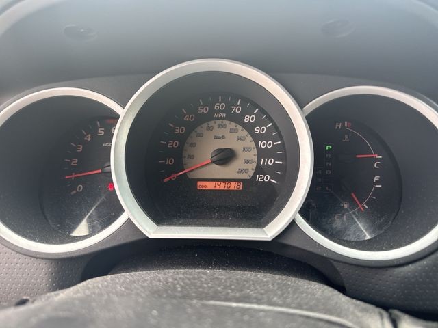 Toyota Tacoma Vehicle Full-screen Gallery Image 15