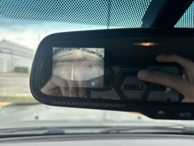 Toyota Tacoma Vehicle Full-screen Gallery Image 18