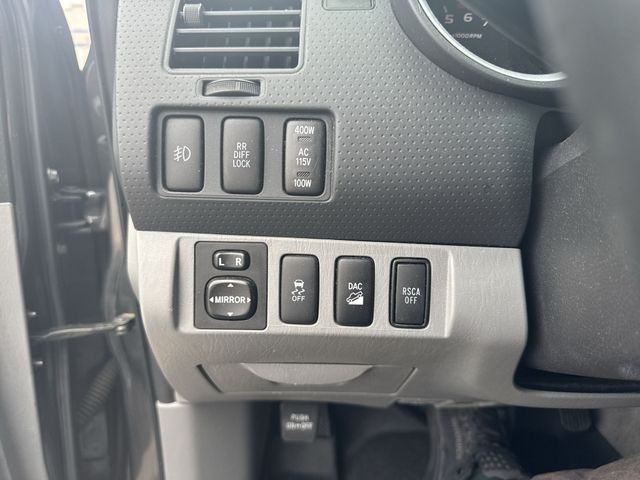 Toyota Tacoma Vehicle Full-screen Gallery Image 20