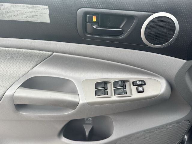 Toyota Tacoma Vehicle Full-screen Gallery Image 23