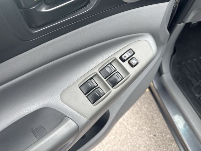 Toyota Tacoma Vehicle Full-screen Gallery Image 24