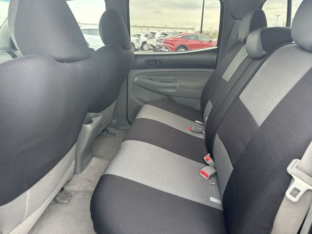 Toyota Tacoma Vehicle Full-screen Gallery Image 25