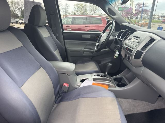 Toyota Tacoma Vehicle Full-screen Gallery Image 28