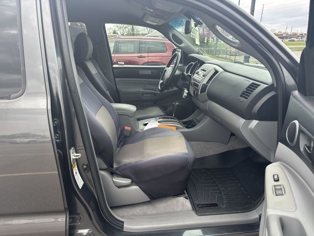 Toyota Tacoma Vehicle Full-screen Gallery Image 29