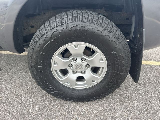 Toyota Tacoma Vehicle Full-screen Gallery Image 33