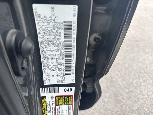 Toyota Tacoma Vehicle Full-screen Gallery Image 34