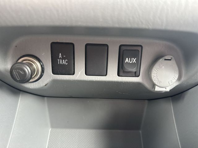 Toyota Tacoma Vehicle Full-screen Gallery Image 35