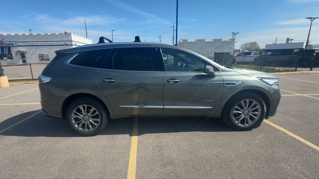 Buick Enclave Vehicle Full-screen Gallery Image 09