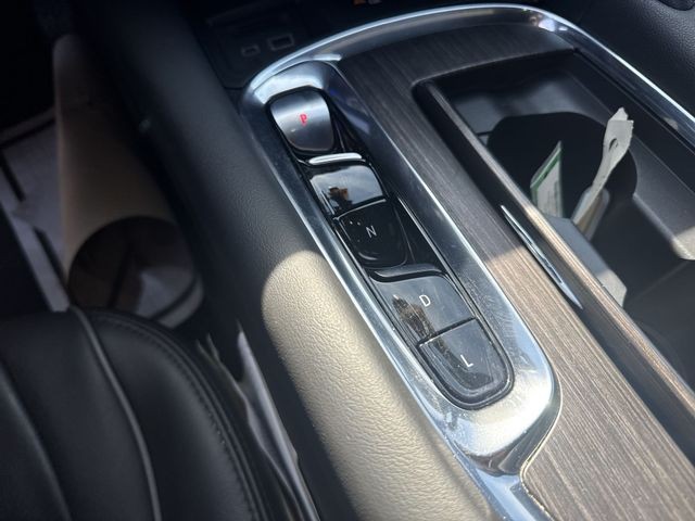 Buick Enclave Vehicle Full-screen Gallery Image 16