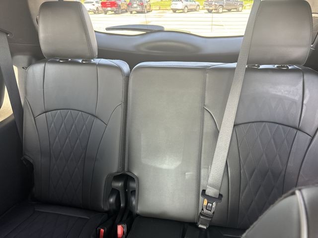 Buick Enclave Vehicle Full-screen Gallery Image 26