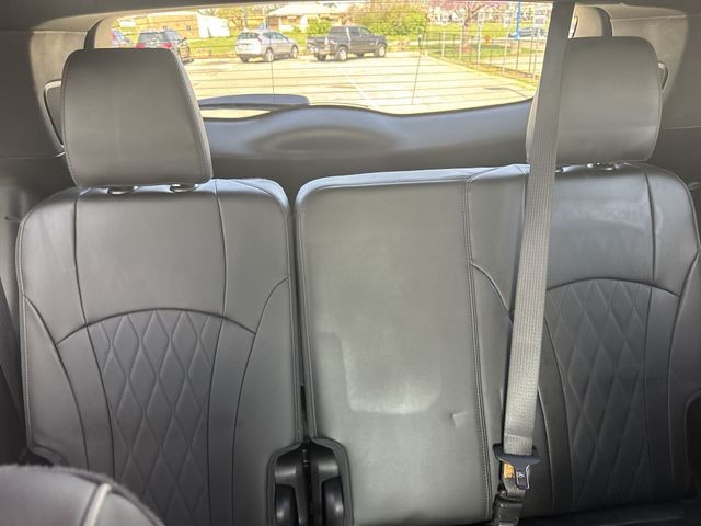 Buick Enclave Vehicle Full-screen Gallery Image 28