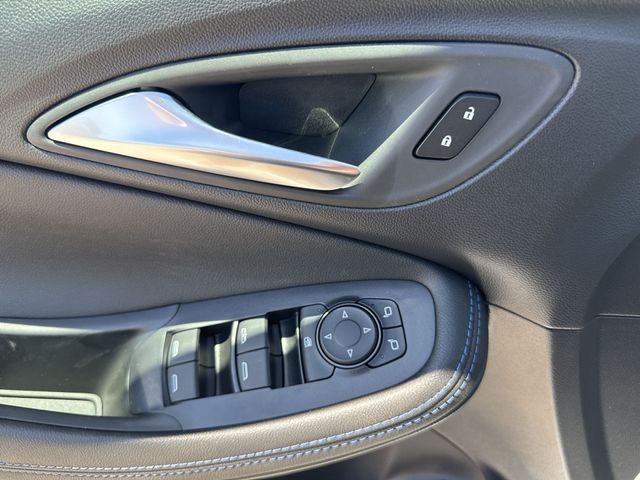 Buick Encore GX Vehicle Full-screen Gallery Image 13