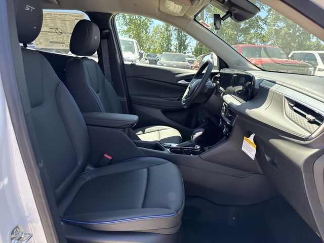 Buick Encore GX Vehicle Full-screen Gallery Image 23