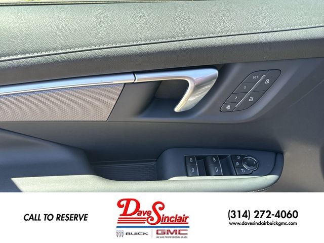 Buick Enclave Vehicle Full-screen Gallery Image 13