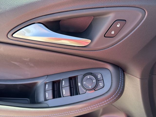 Buick Encore GX Vehicle Full-screen Gallery Image 13