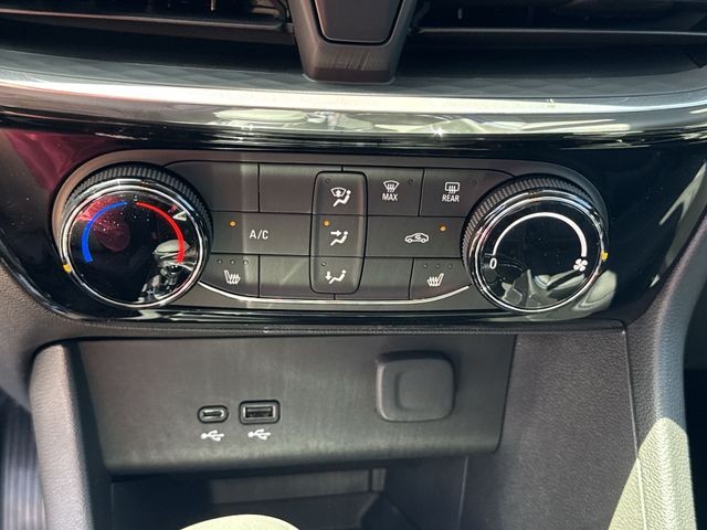 Buick Encore GX Vehicle Full-screen Gallery Image 18