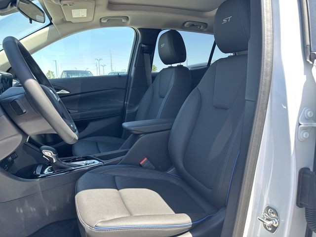 Buick Encore GX Vehicle Full-screen Gallery Image 11
