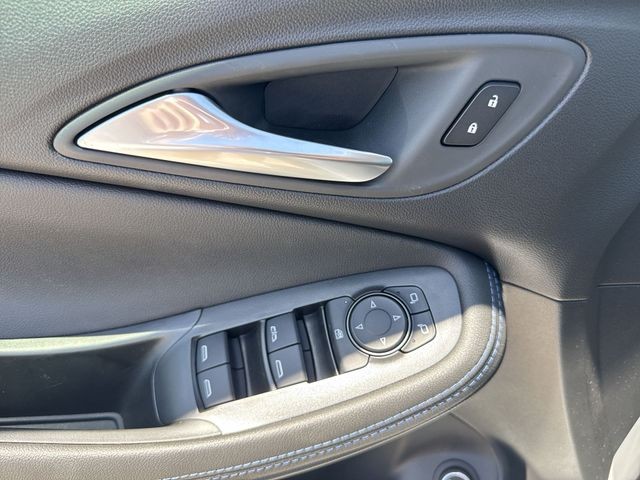 Buick Encore GX Vehicle Full-screen Gallery Image 13