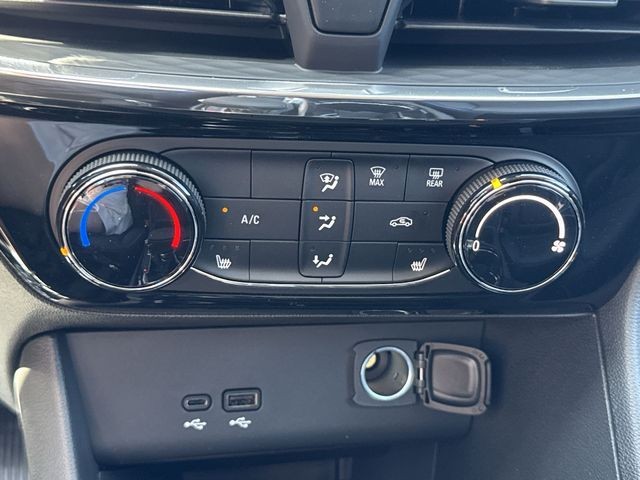 Buick Encore GX Vehicle Full-screen Gallery Image 18