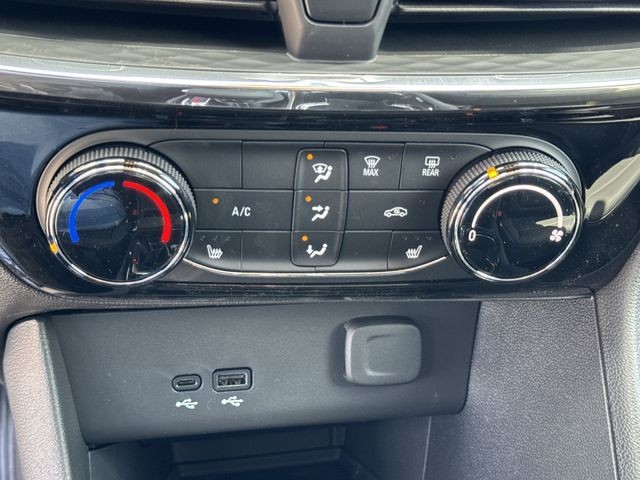 Buick Encore GX Vehicle Full-screen Gallery Image 18