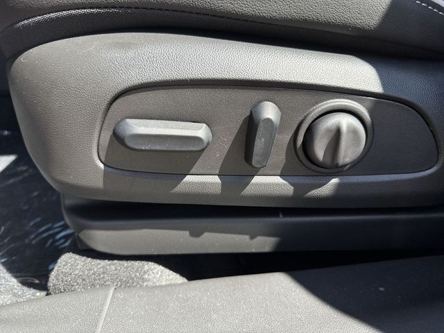 Buick Encore GX Vehicle Full-screen Gallery Image 12