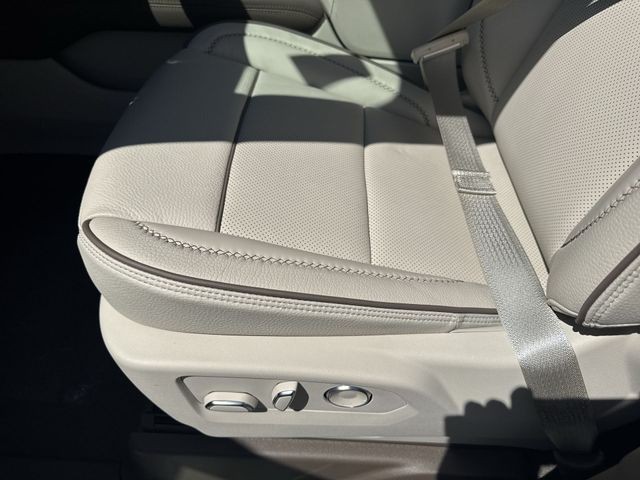 GMC Yukon XL Vehicle Full-screen Gallery Image 12