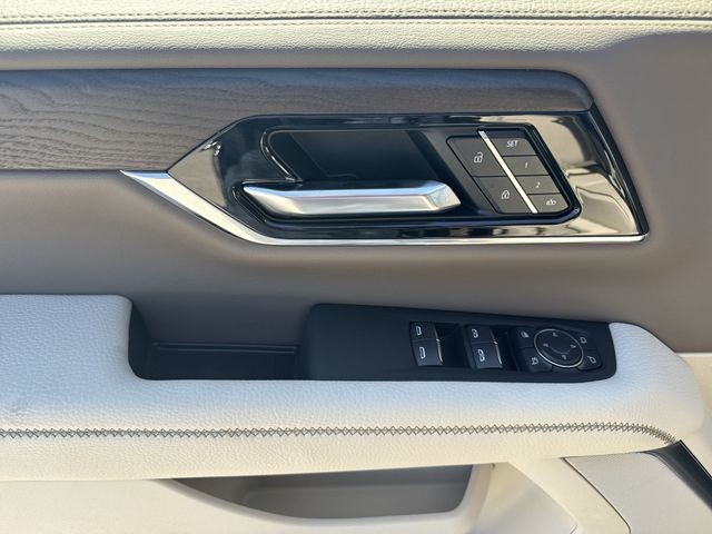 GMC Yukon XL Vehicle Full-screen Gallery Image 13