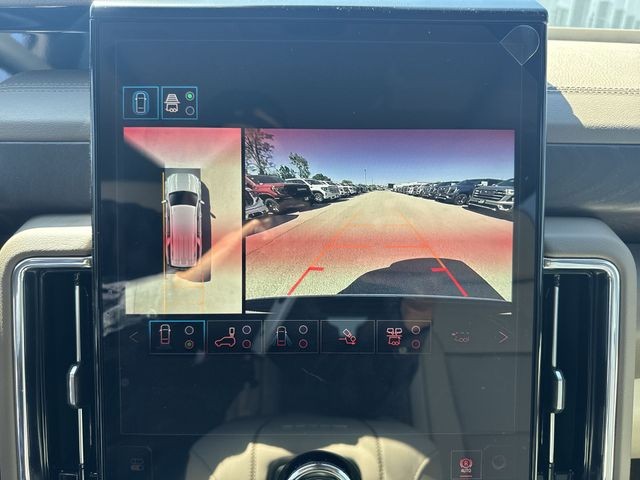 GMC Yukon XL Vehicle Full-screen Gallery Image 17