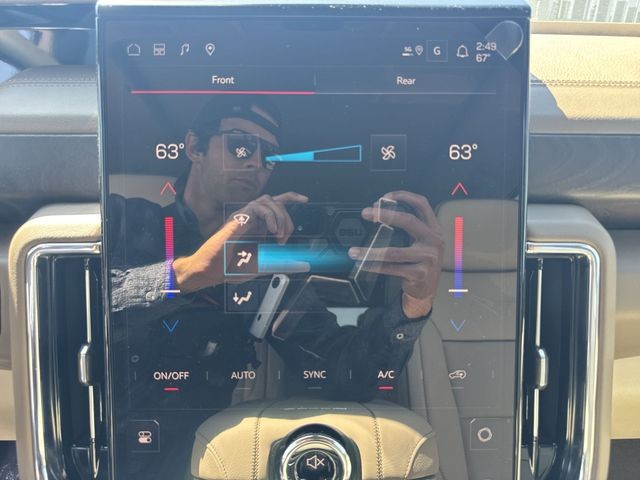 GMC Yukon XL Vehicle Full-screen Gallery Image 19