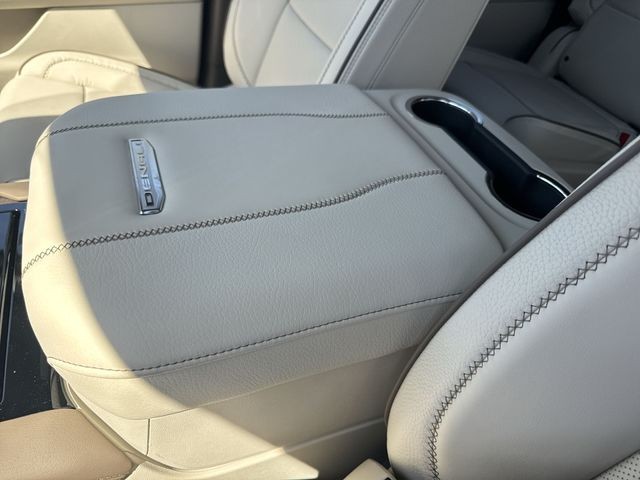 GMC Yukon XL Vehicle Full-screen Gallery Image 21