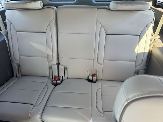 GMC Yukon XL Vehicle Full-screen Gallery Image 24