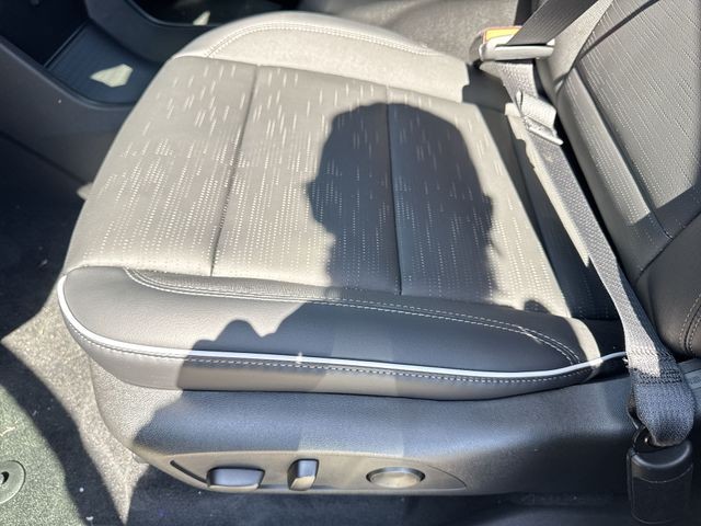 Buick Enclave Vehicle Full-screen Gallery Image 12