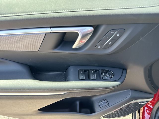Buick Enclave Vehicle Full-screen Gallery Image 13