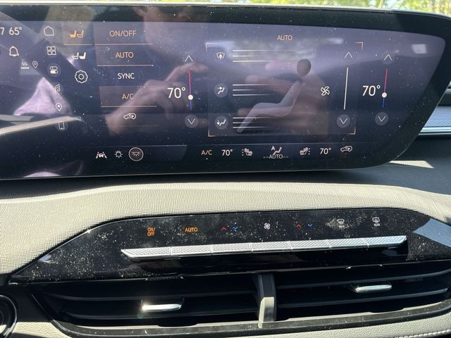 Buick Enclave Vehicle Full-screen Gallery Image 19
