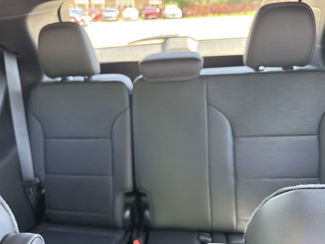 Buick Enclave Vehicle Full-screen Gallery Image 24