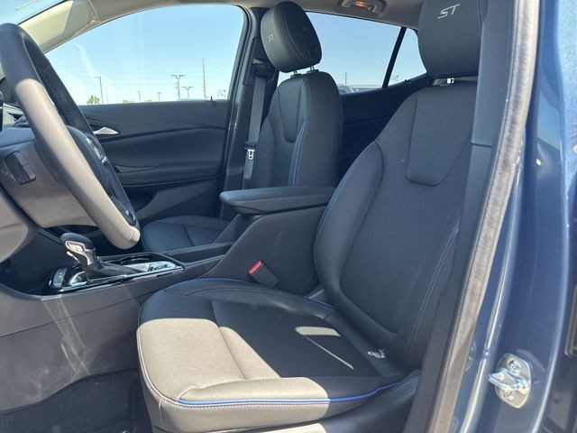Buick Encore GX Vehicle Full-screen Gallery Image 11
