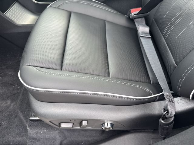 Buick Enclave Vehicle Full-screen Gallery Image 12