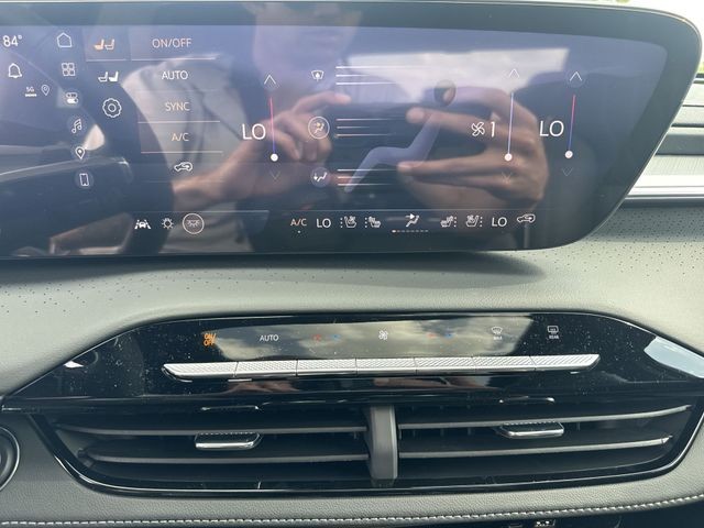 Buick Enclave Vehicle Full-screen Gallery Image 19