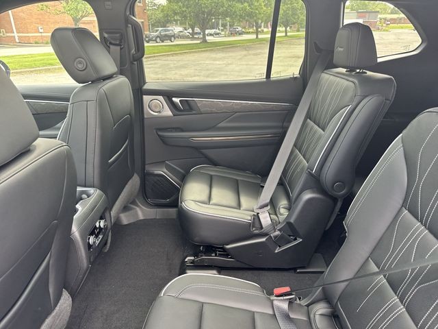 Buick Enclave Vehicle Full-screen Gallery Image 23