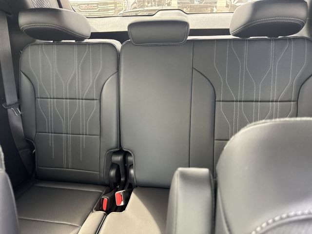 Buick Enclave Vehicle Full-screen Gallery Image 24